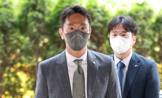 출근하는 금감원장      (서울=연합뉴스) 한상균 기자 = 이복현 신임 금감원장이 8일 여의도 사무실로 출근하고 있다. 2022.6.8      xyz@yna.co.kr  (끝)